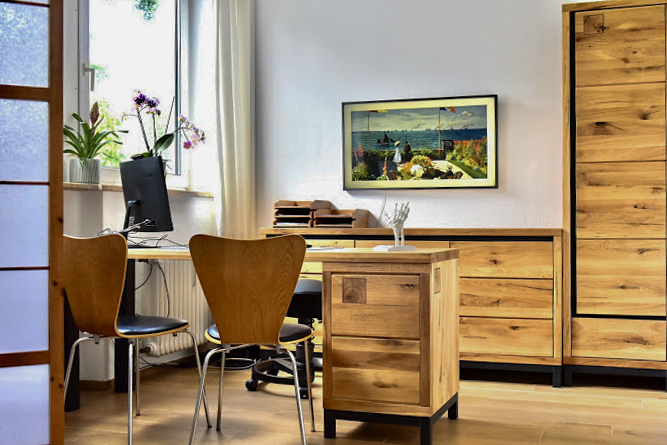 Helles Sprechzimmer der orthopädischen Praxis mit Holzmöbeln